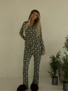NWOT Forever French Women’s Olive Green Santa Print Bamboo Pajama Set